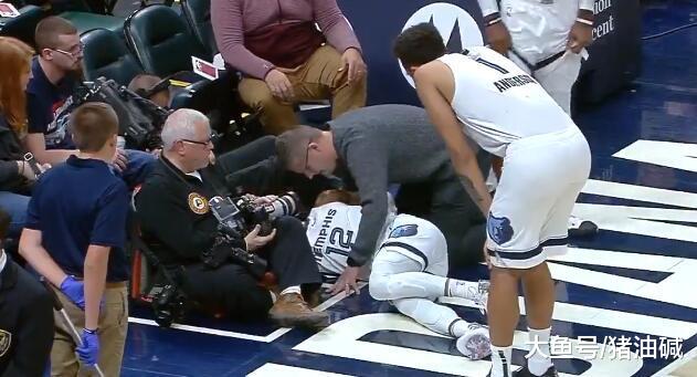 又一位NBA球员撞到摄像师受伤！波波维奇曾怒斥，非要等出了人命才改吗？