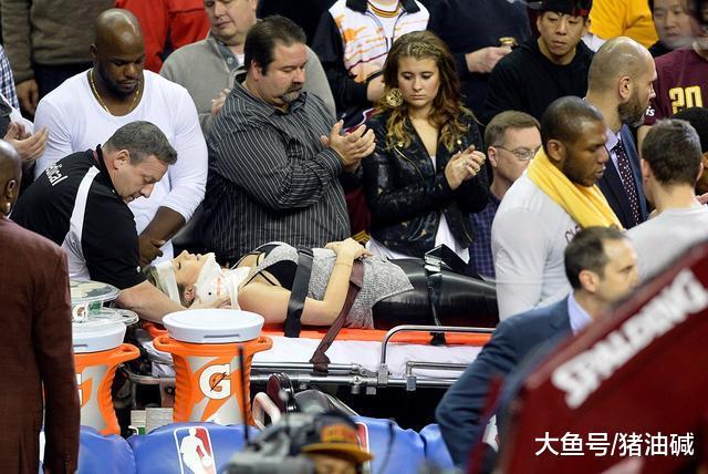 又一位NBA球员撞到摄像师受伤！波波维奇曾怒斥，非要等出了人命才改吗？(7)