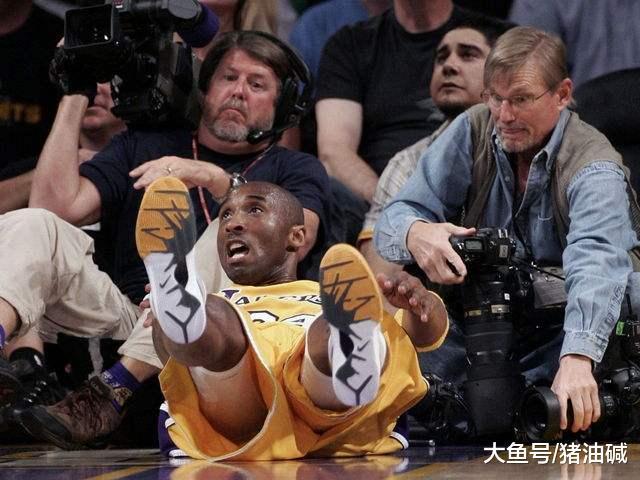 又一位NBA球员撞到摄像师受伤！波波维奇曾怒斥，非要等出了人命才改吗？(8)
