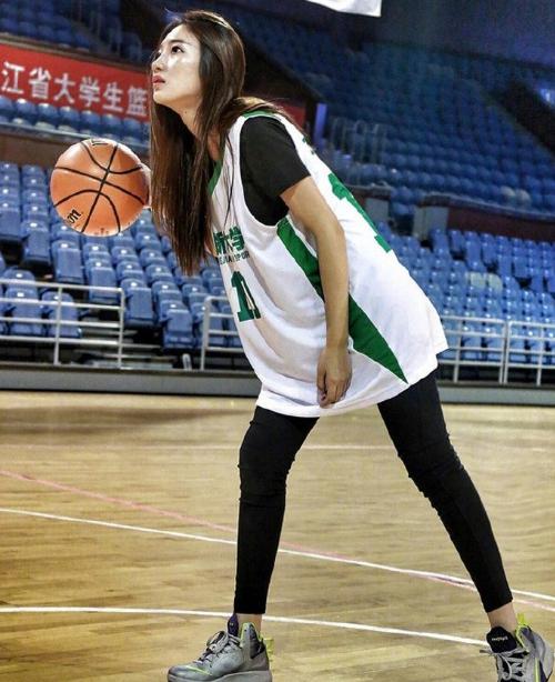 她是篮球女神也是“拼命三娘”，退役后不舍篮球，如今身家数百万(3)
