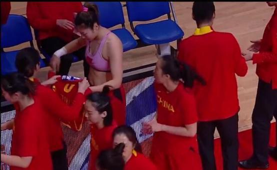 霸气！中国女篮霸气三连胜，女篮詹姆斯场边直接换球衣(4)