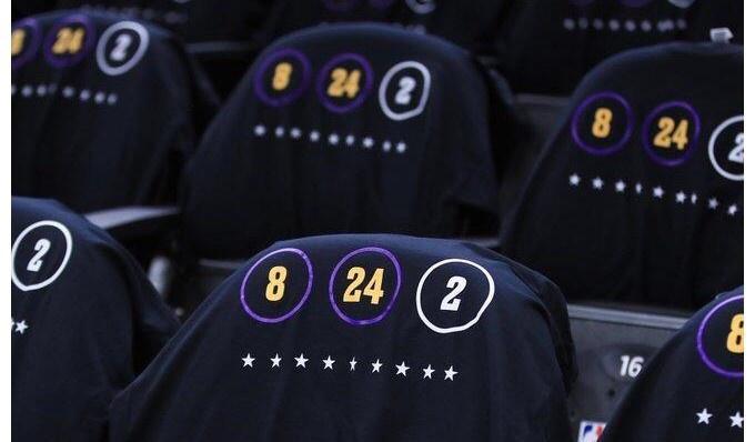 勇士真敢“作”，修改NBA Logo定制纪念T恤送球迷，只为缅怀科比(2)