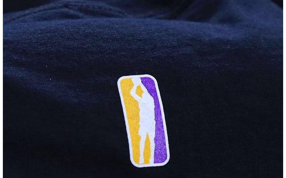 勇士真敢“作”，修改NBA Logo定制纪念T恤送球迷，只为缅怀科比(4)