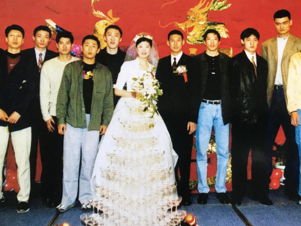 胡雪峰情人节晒李楠结婚照！46岁李楠的儿子身高2米1，妻子是初恋(2)