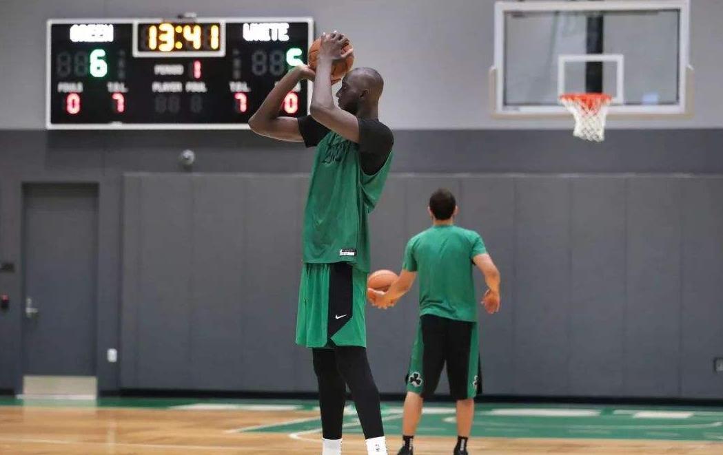 身高2.26米的姚明，是NBA最高球员吗？网友：这4位表示不服(5)