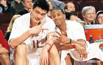 NBA那些经典合影！李小龙和贾巴尔PK臂展 科比和周杰伦斗牛(5)
