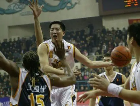 本应是第一个打上NBA的中国人，曾经打的对方教练派上6个人(3)