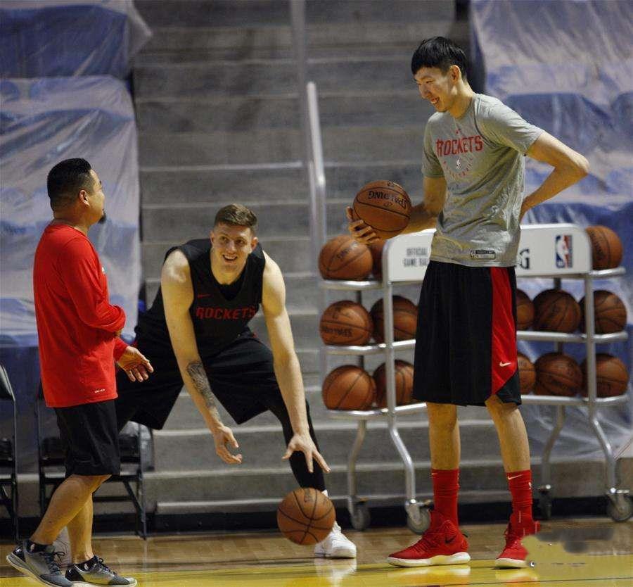 没有对比就没有差距！中国球员和NBA球员站一起时，肌肉差太多了