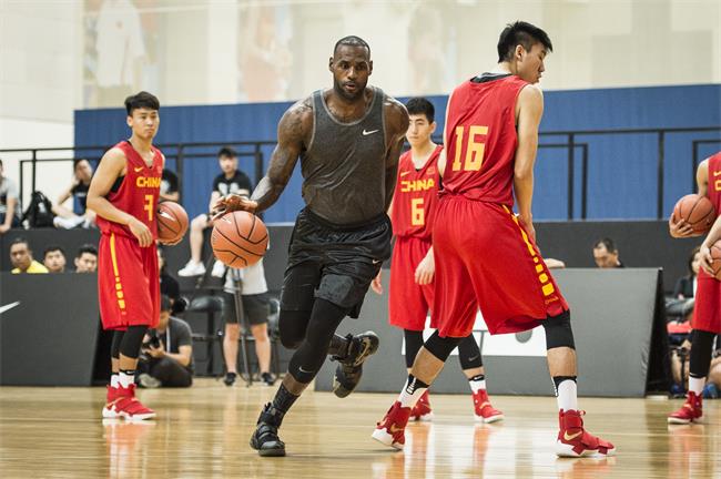 没有对比就没有差距！中国球员和NBA球员站一起时，肌肉差太多了(4)