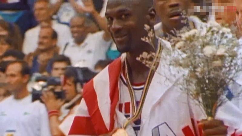 92年奥运会颁奖典礼 乔丹身披国旗遮挡美国队赞助商Logo