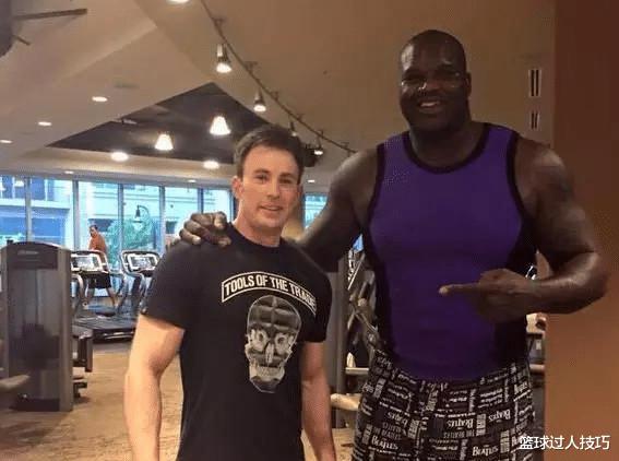 肌肉再壮也别和NBA巨人合影！在300斤奥胖面前，拳王泰森一脸和蔼(4)