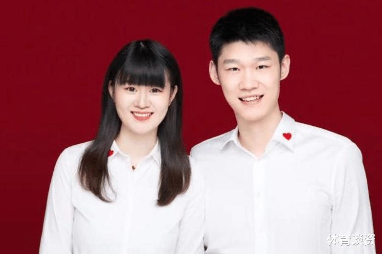 恭喜！曝22岁中国男篮小将与女友领证，结束6年爱情长跑