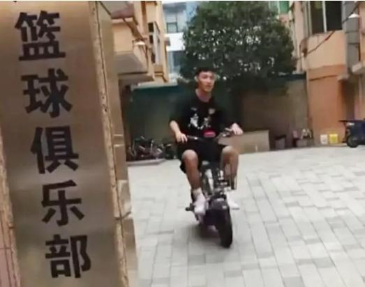 马尚、威姆斯骑电动车照片走红，为何广东球员都喜欢骑电动车代步？(3)
