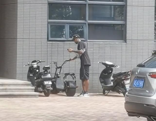 马尚、威姆斯骑电动车照片走红，为何广东球员都喜欢骑电动车代步？(4)