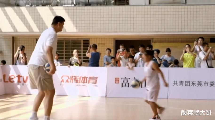 举国上下，纷纷谴责中国篮球的退步, 媒体采访姚明说道：“您觉得现在的结果谁该负责？”(5)