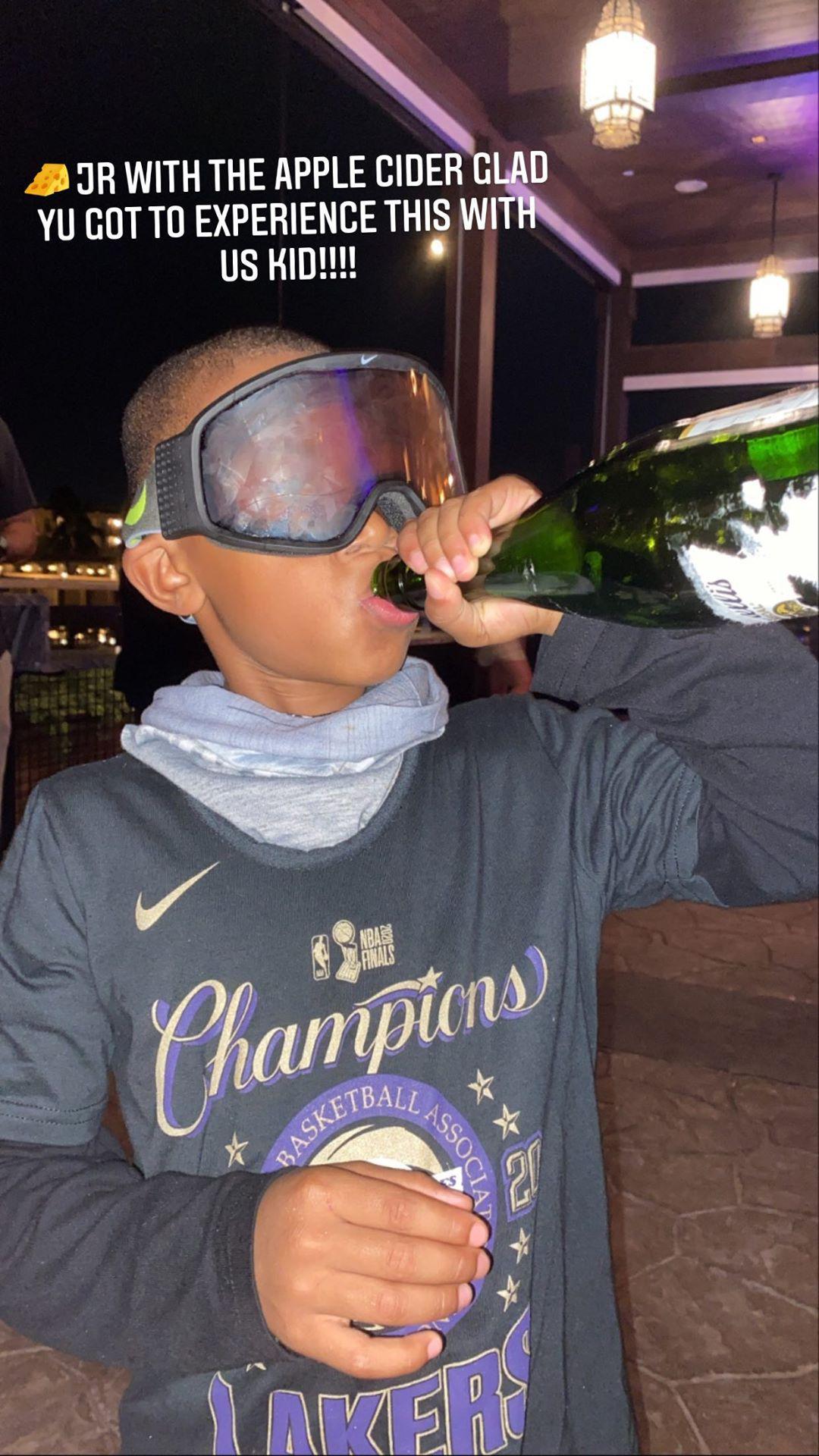 Young OG! 韦特斯晒儿子饮用湖人夺冠香槟的照片