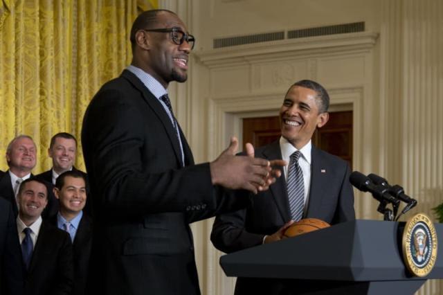 奥巴马做客詹皇节目大赞NBA球员：你们树立了榜样