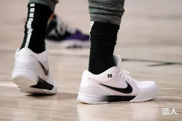 NBA球员上脚：德罗赞穿的科比球鞋，他要和塔克争鞋王？​(3)