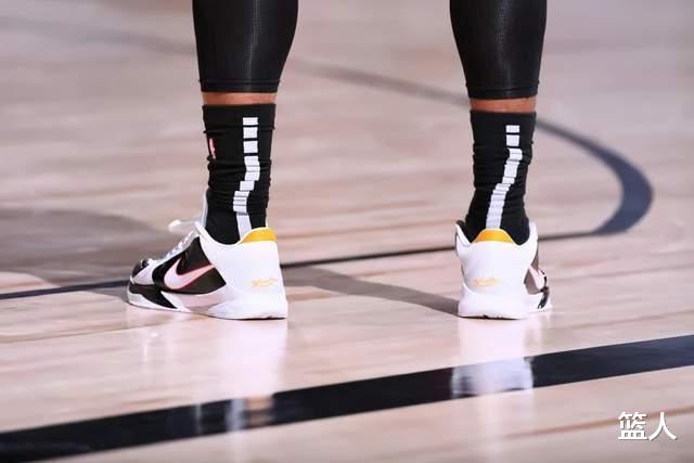 NBA球员上脚：德罗赞穿的科比球鞋，他要和塔克争鞋王？​(12)
