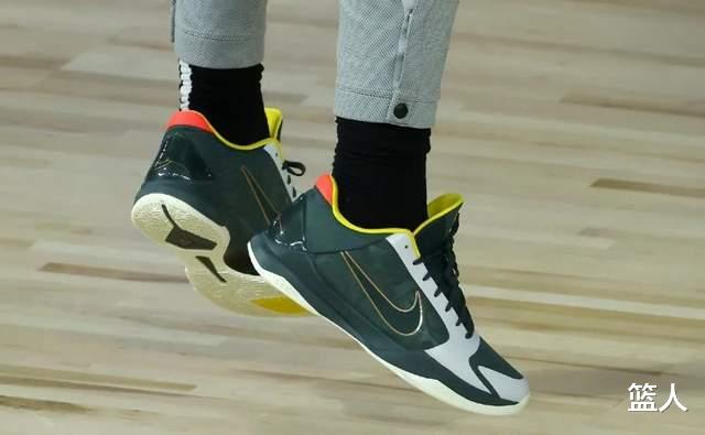 NBA球员上脚：德罗赞穿的科比球鞋，他要和塔克争鞋王？​(15)