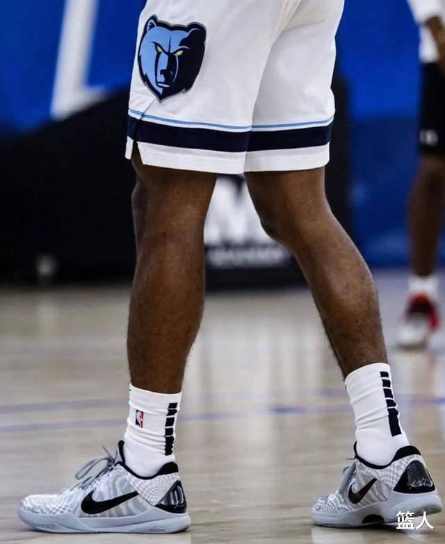 NBA球员上脚：德罗赞穿的科比球鞋，他要和塔克争鞋王？​(21)