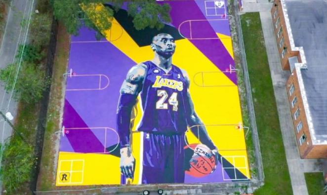 耗时300小时！小学篮球场手绘24米科比壁画，艺术家：一生的偶像