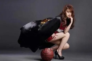 NBA主播小姨妈球衣写真，烈焰红唇大波浪，屁股若隐若现太尴尬！