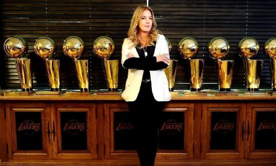 59岁珍妮巴斯近照，一头金发太美！看不出皱纹，NBA最美女老板(4)