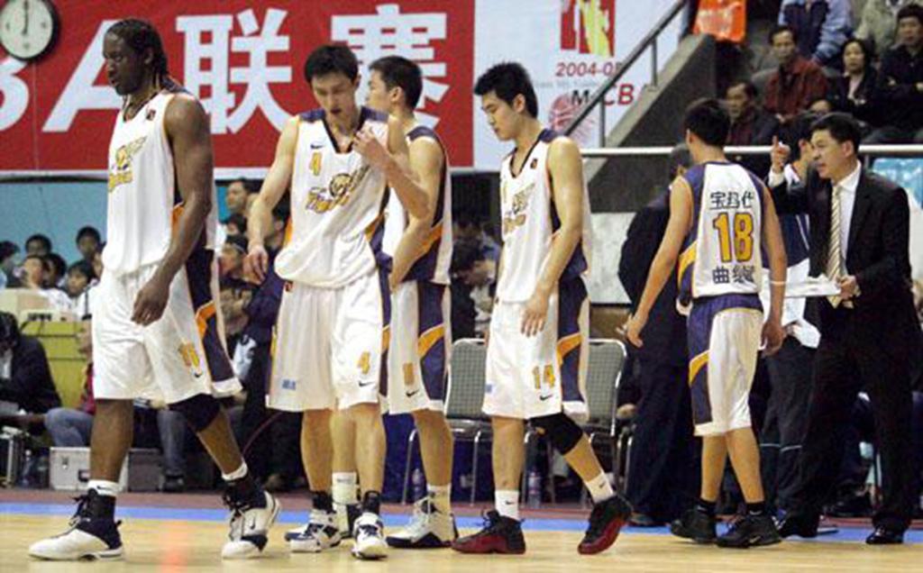 在广东男篮生不逢时！24岁退役后并未离开篮球，曾是王仕鹏的替补