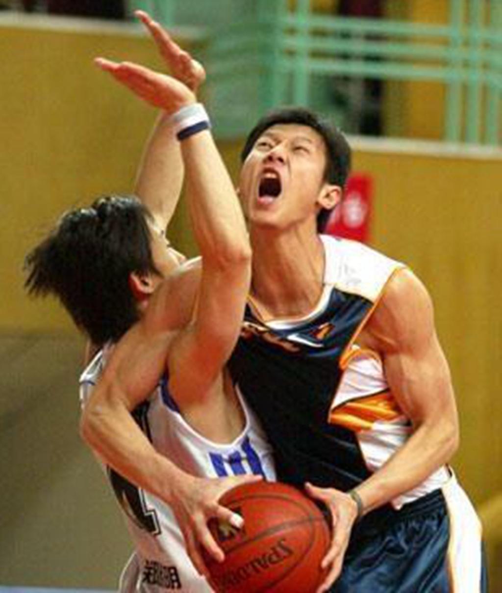 在广东男篮生不逢时！24岁退役后并未离开篮球，曾是王仕鹏的替补(2)