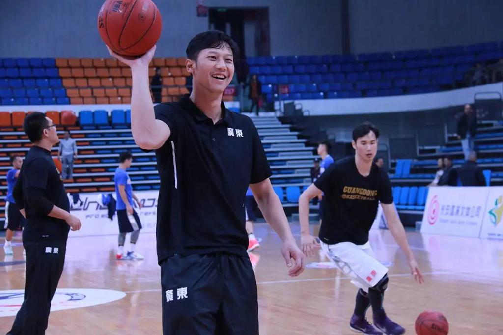 在广东男篮生不逢时！24岁退役后并未离开篮球，曾是王仕鹏的替补(5)