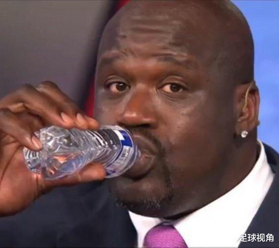 NBA巨人都怎么喝水？奥尼尔如喝口服液，姚明一口一瓶！(1)