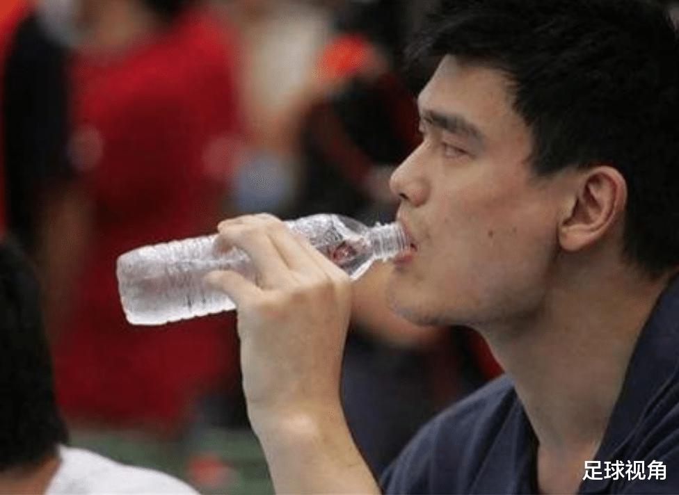 NBA巨人都怎么喝水？奥尼尔如喝口服液，姚明一口一瓶！(2)