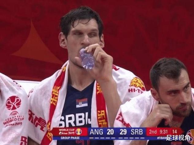 NBA巨人都怎么喝水？奥尼尔如喝口服液，姚明一口一瓶！(4)