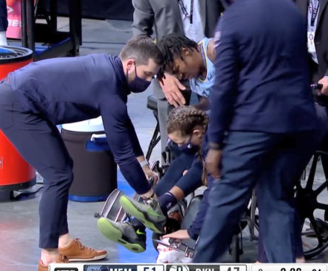 痛苦掩面+被轮椅推出场！NBA两天两现重伤：天才榜眼遭严重崴脚(3)