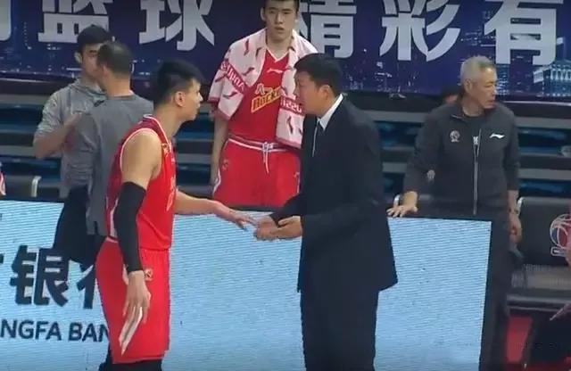 解析！广东男篮季后赛怎么打？内线是硬伤，但也不是毫无办法！