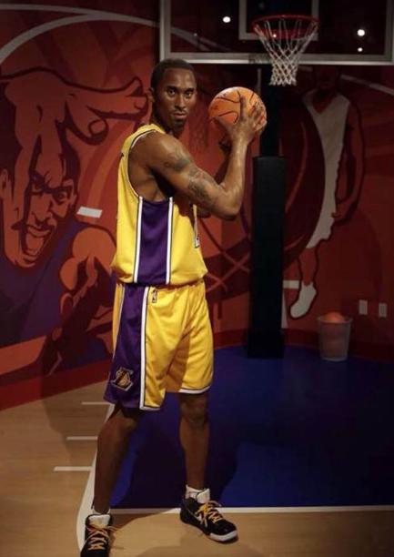 NBA巨星蜡像都啥样？Kobe忍了，甜瓜也忍了，看到姚主席实在忍不了(2)