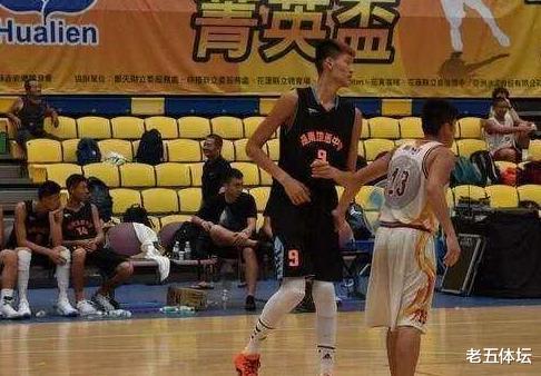 中国男篮超新星，19岁身高已比肩姚明，被誉为易建联接班人(3)