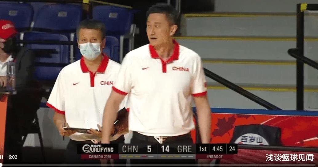 中国男篮落后20分，徐杰飙中压哨，胡明轩砍6+10多次重摔让人心疼