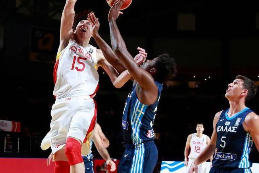 中国男篮对阵希腊队，中国男篮全场受到压制，最终以80-105输掉比赛(5)