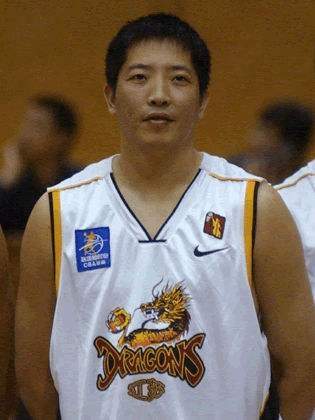 中国篮球传奇人物：二十年出一个姚明，百年才现胡卫东(2)