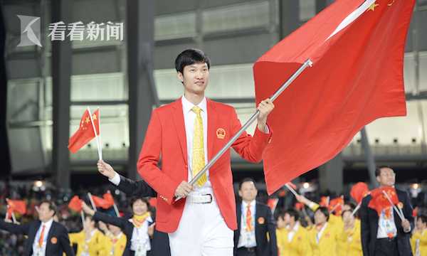 中国奥运代表团历任旗手大盘点 篮球队员出场多(4)