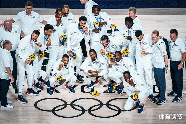 美国男篮颁奖合照：C位实至名归，杜兰特高情商，和篮网新援庆祝