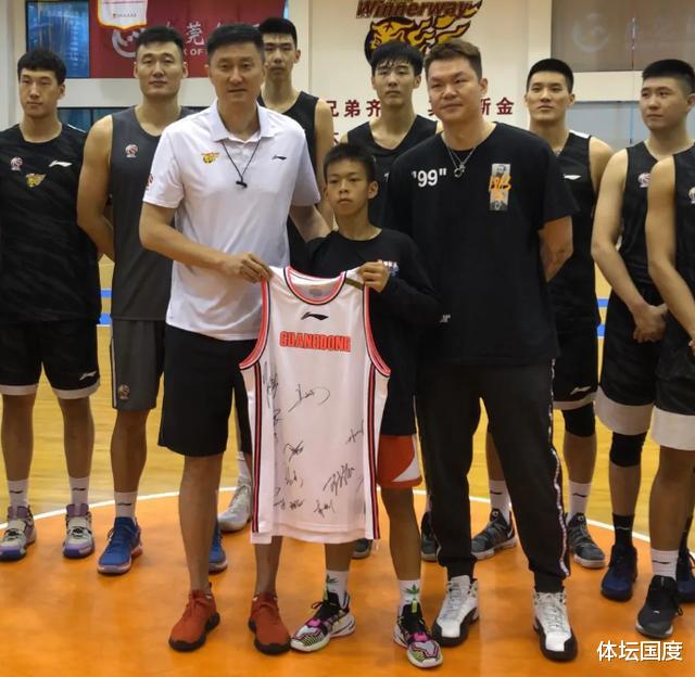 说出来别不信，中国男篮第一小前锋朱芳雨，当年选秀模板是NBA球星(4)