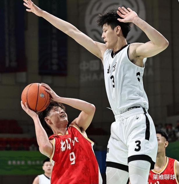 18岁中国篮坛第一天才受伤！3次遭遇重击，NBA梦危险，姚明该担忧