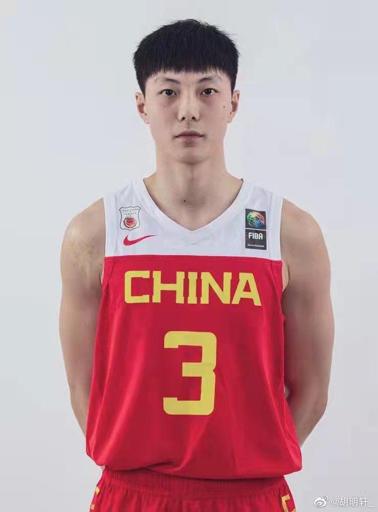 胡明轩发文，要为中国篮球尽力！打加拿大时的勾手得分，惊鸿一瞥