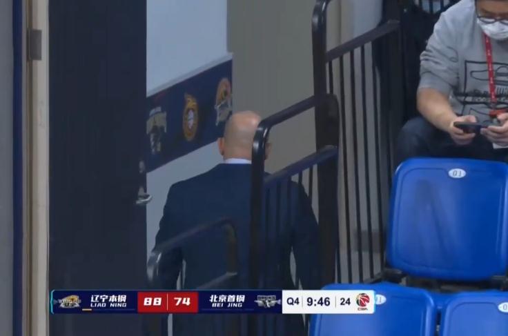 意外，北京男篮遭打击，主帅雅尼斯被驱逐，林书豪要扛起球队了(3)