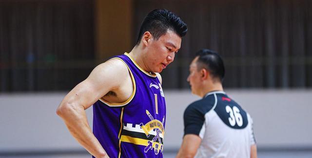 33岁中国男篮名将喜获顶薪大合同，协助球队冲击总冠军，正式签约(2)