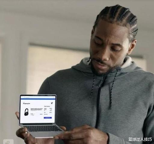 NBA巨人手掌和普通人相比，乔丹单手拎起南瓜，博班拿iPad当手机(1)