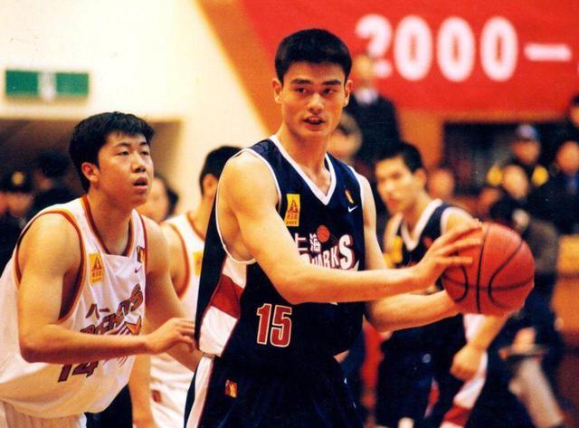 2002年CBA总决赛，姚明场均41分21篮板，MVP刘玉栋是什么数据？(5)